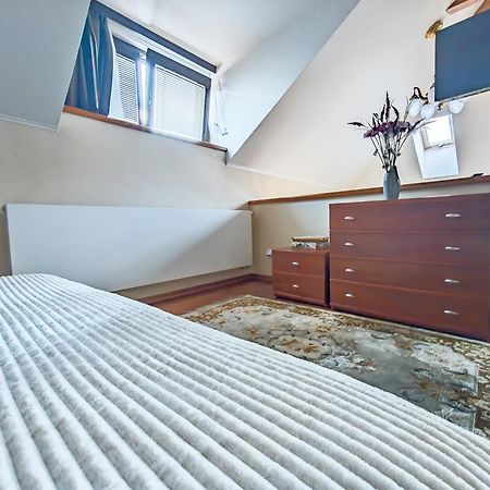 Villa With Hot-Tub, Terrace And Garden, Wenceslass Square Praga Esterno foto