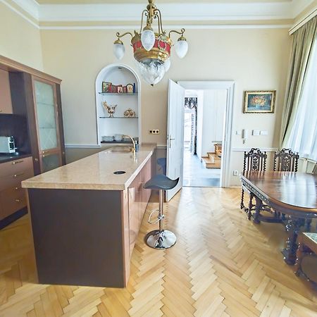 Villa With Hot-Tub, Terrace And Garden, Wenceslass Square Praga Esterno foto