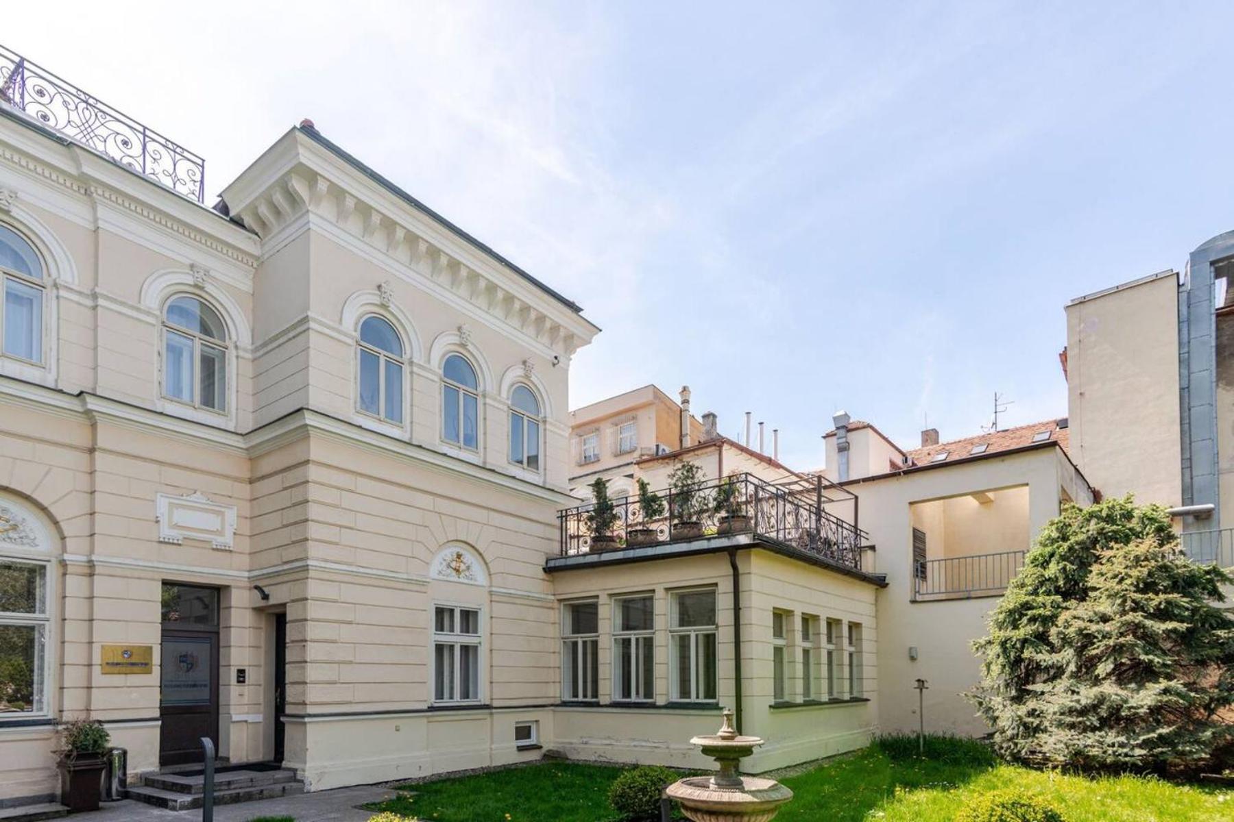 Villa With Hot-Tub, Terrace And Garden, Wenceslass Square Praga Esterno foto