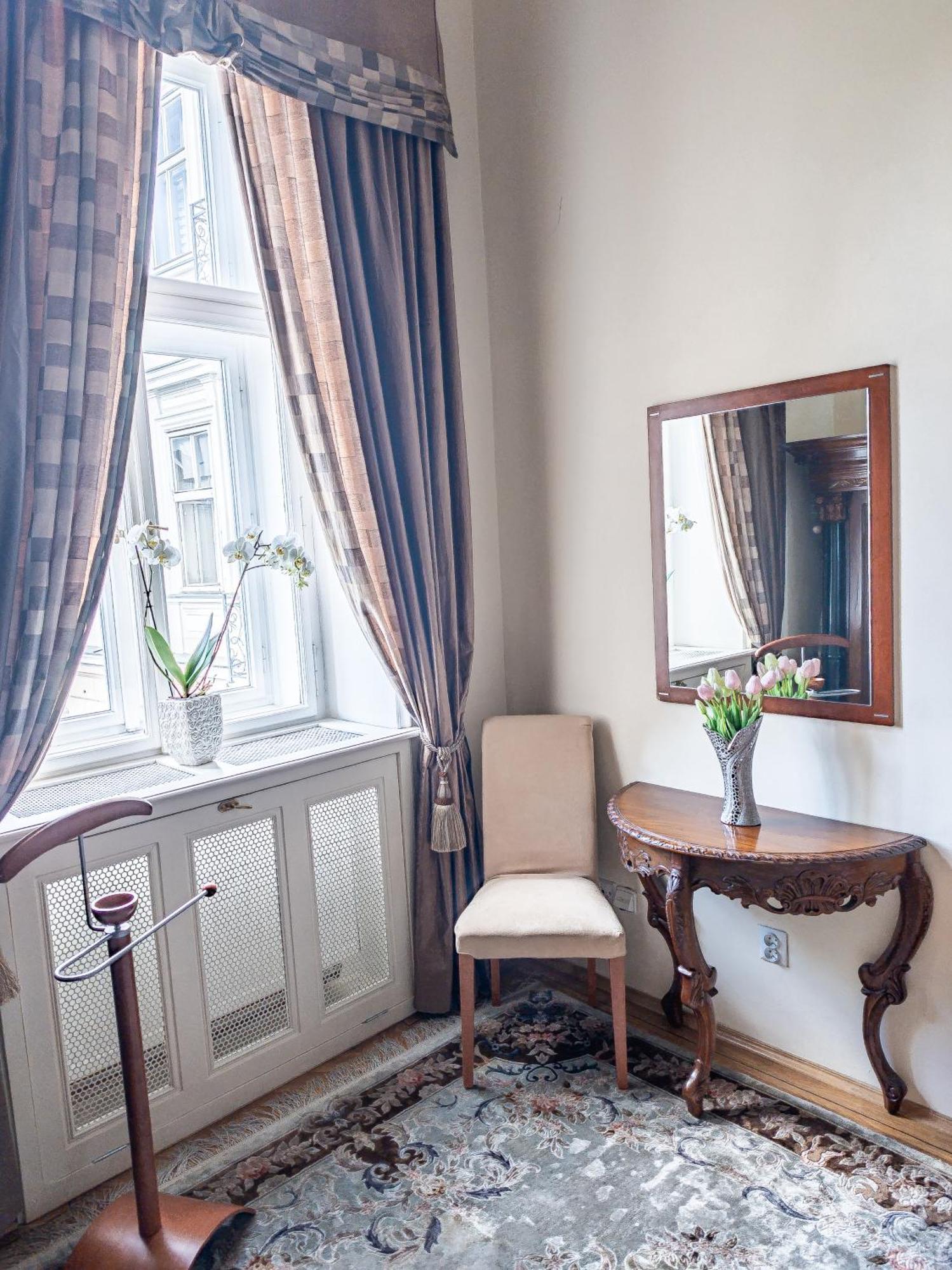 Villa With Hot-Tub, Terrace And Garden, Wenceslass Square Praga Esterno foto