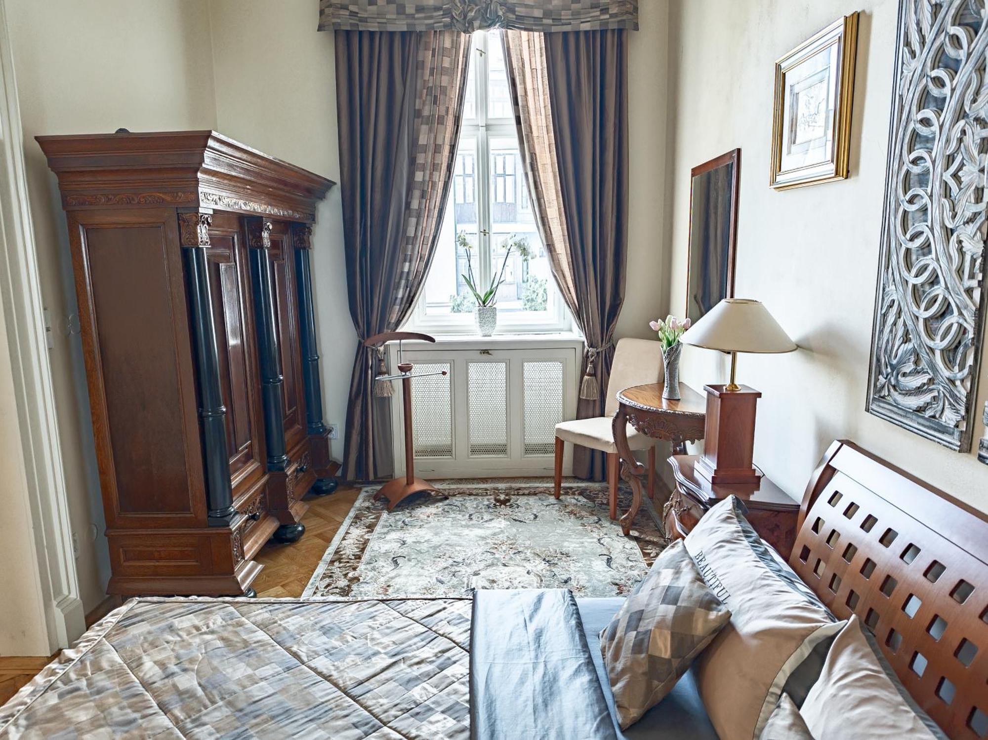 Villa With Hot-Tub, Terrace And Garden, Wenceslass Square Praga Esterno foto