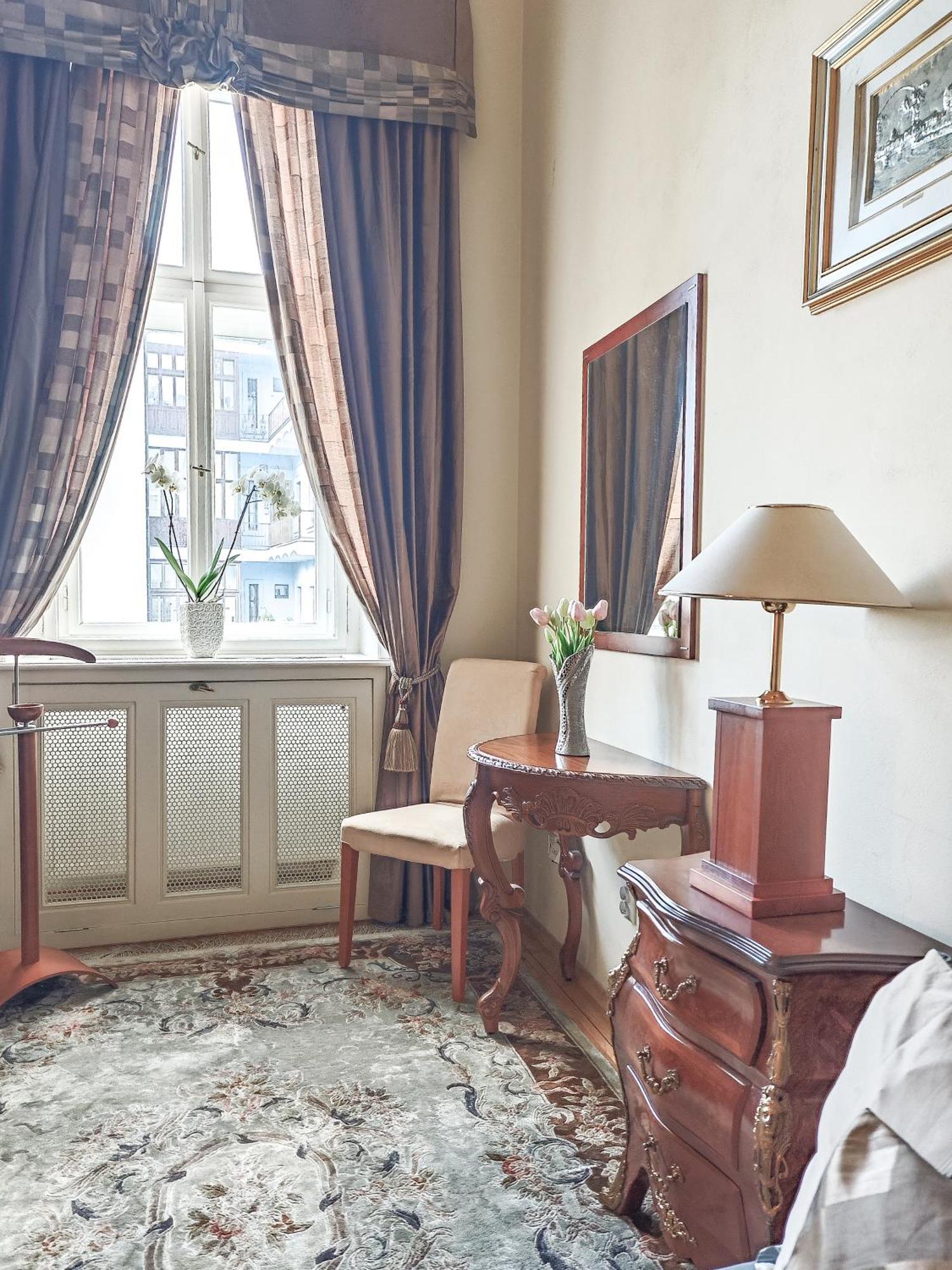 Villa With Hot-Tub, Terrace And Garden, Wenceslass Square Praga Esterno foto