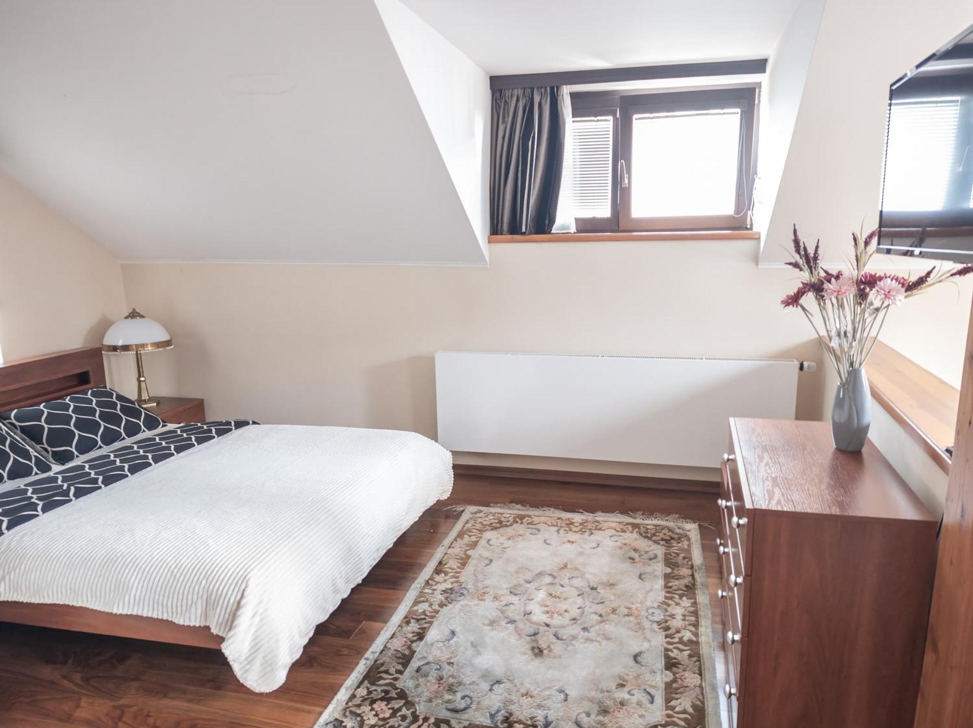 Villa With Hot-Tub, Terrace And Garden, Wenceslass Square Praga Esterno foto