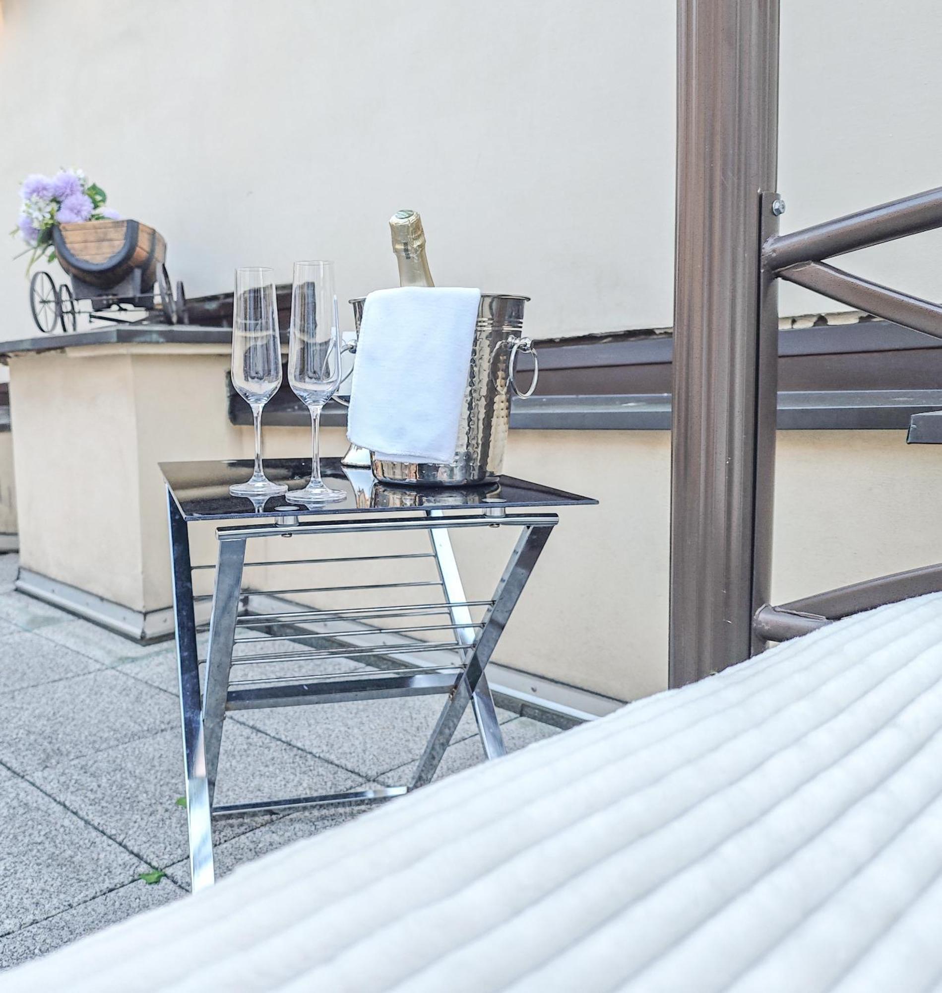 Villa With Hot-Tub, Terrace And Garden, Wenceslass Square Praga Esterno foto